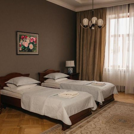 British Club Lviv Hotel Екстериор снимка