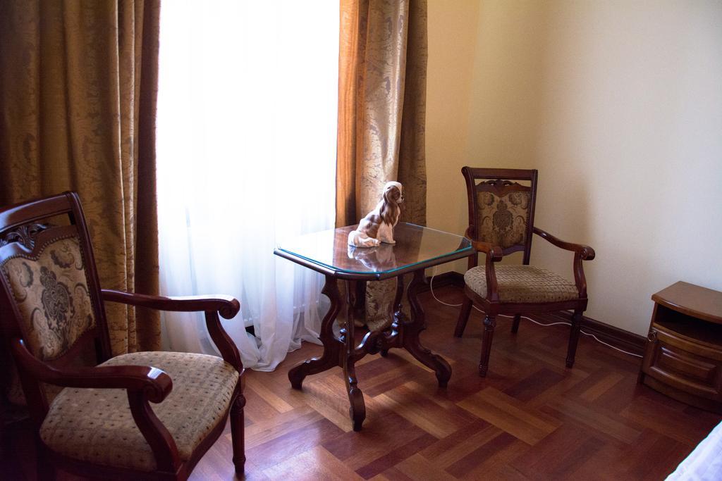 British Club Lviv Hotel Екстериор снимка