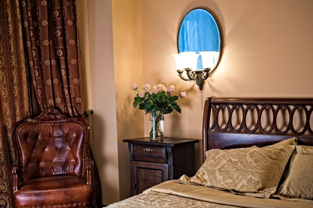 British Club Lviv Hotel Екстериор снимка
