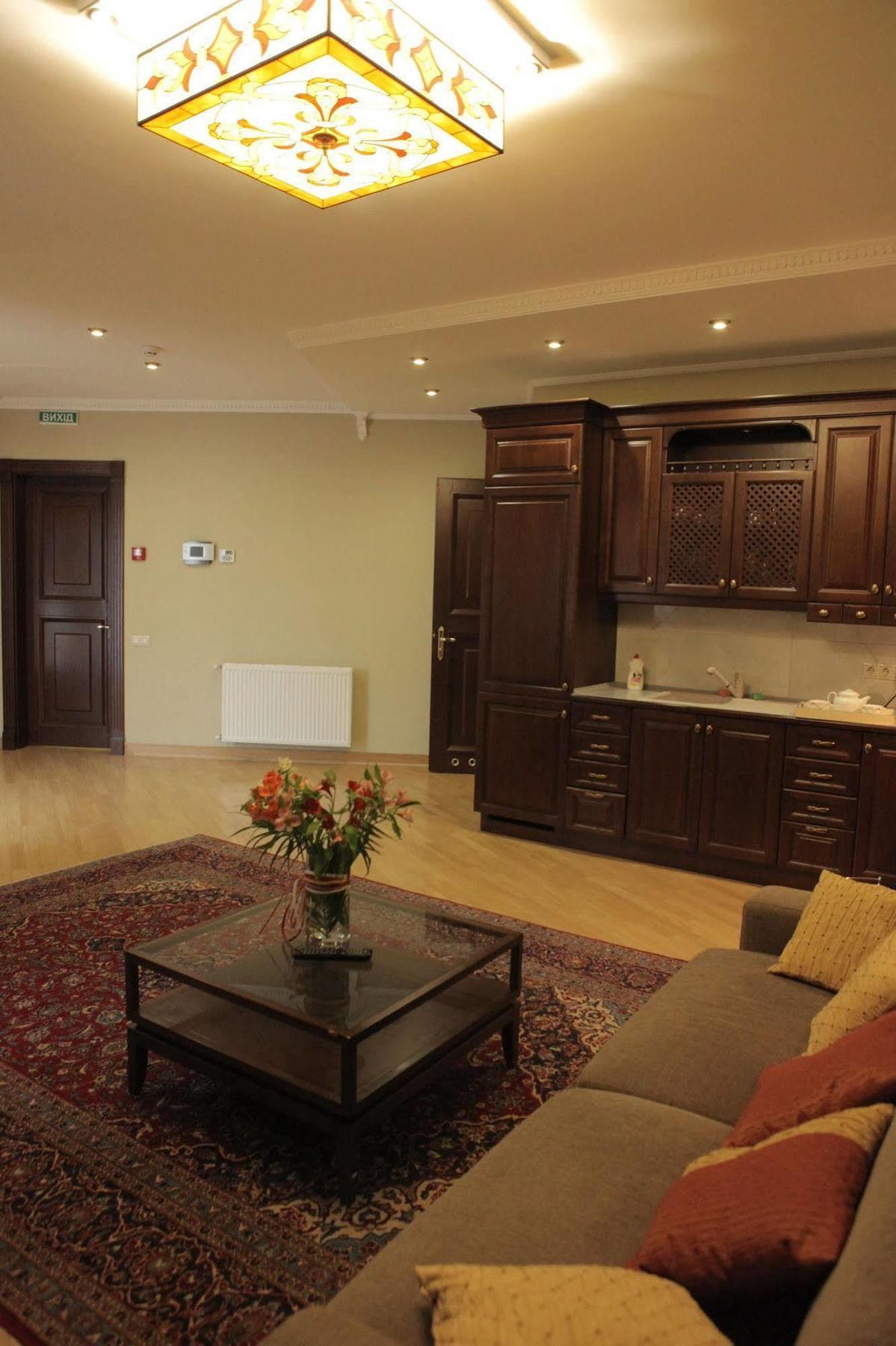 British Club Lviv Hotel Екстериор снимка