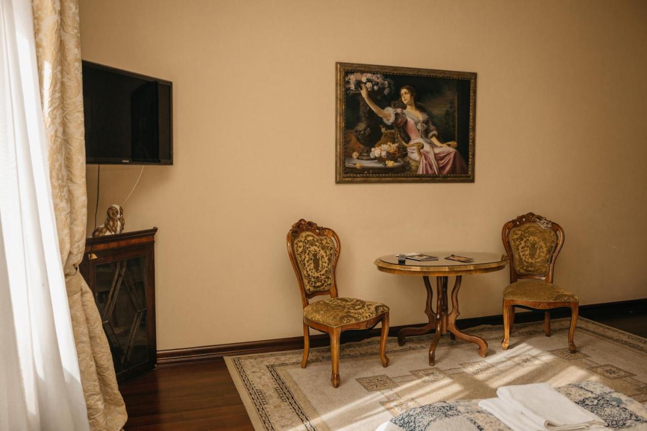 British Club Lviv Hotel Екстериор снимка