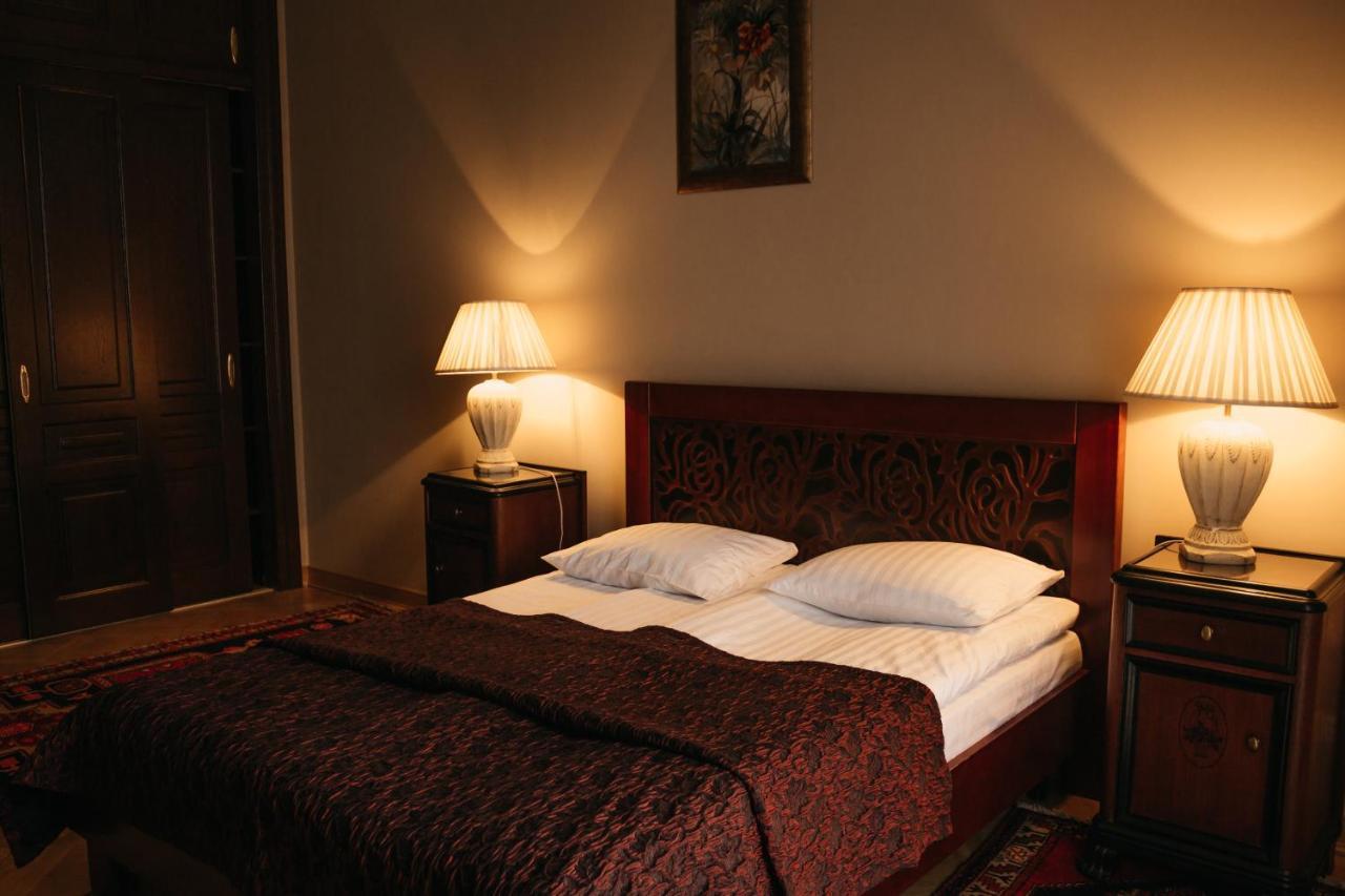 British Club Lviv Hotel Екстериор снимка